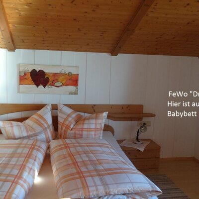 Platz für ein Babybett in der Ferienwohnung.