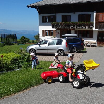 Wenn sie bei uns Urlaub machen finden Sie ausgiebig Platz zum Spielen und toben auch mit unseren Kinderfahrzeugen.