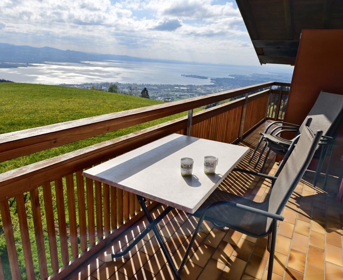 Balkon Wohnung Dreiländerblickmit Blick auf Bodensee und Berge.