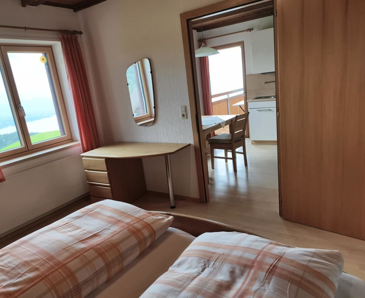 Schlafzimmer Dreiländerblick mit Zugang zur Wohnküche und Balkon.