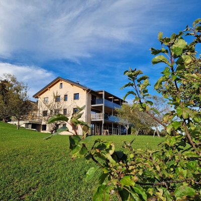 Der Weitblickhof Roth umgeben von grünen Wiesen.