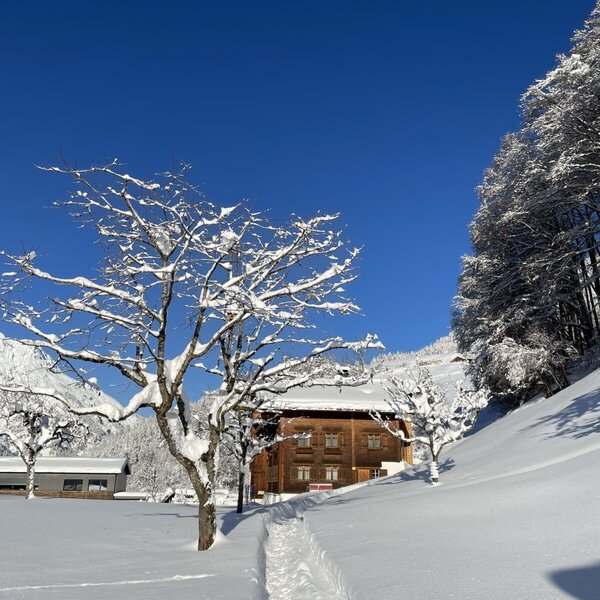 Inmitten der schneebedeckten Landschaft steht unser Haus