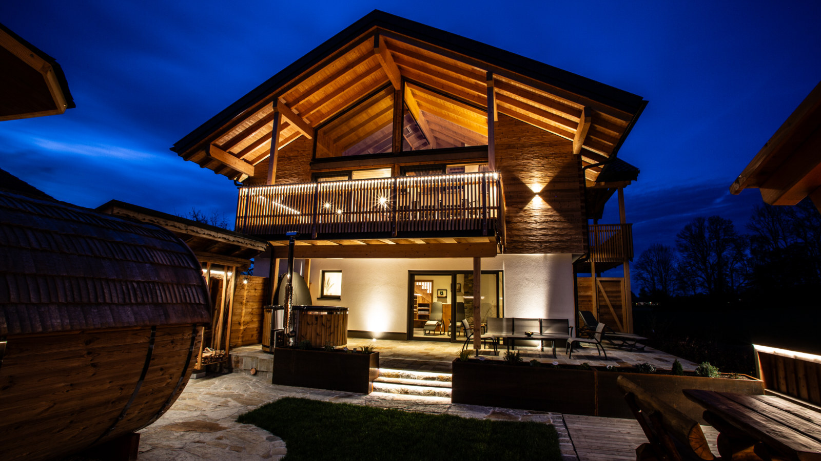 Premium Traunsee-Chalet am Götschhof zur blauen Stunde, mit Sauna und Hot-Pot im Garten