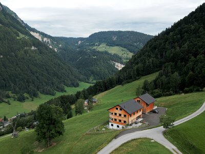 Das besondere Haus mit Sicht in Richtung Tal | © Daniel Gollner